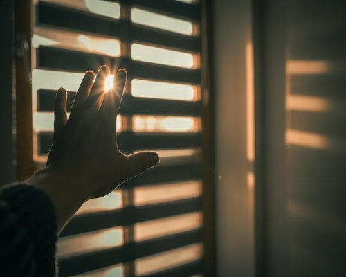 Persona configurando la luz en un ambiente de teletrabajo